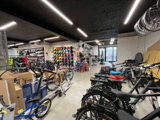 Handelspand gelegen op de Chaussée de Wavre in Oudergem. Oppervlakte van +/- 225 m² met een gevel van 10 m, 2 ingangen + kelder. Uitgerust...