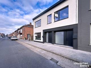 Deze instapklare rijwoning met drie slaapkamers is gelegen in een rustige en groene omgeving nabij het commerciële centrum van Oostkamp.De woning...