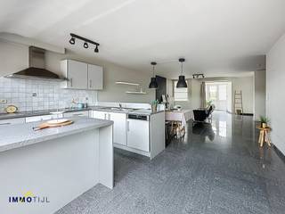 <p>Dit <strong>instapklaar appartement</strong> bevindt zich op de 3e en 4e verdieping van een recent gebouw met lift. Het beschikt over <strong>een inkomhal</strong>, een lichtrijke woonkamer met open, <strong>ingerichte keuken (inclusief toestellen). Aansluitend aan de keuken vindt u een berging en technische ruimte (met aansluitingen voor wasmachine), evenals een apart toilet.<br /><br /></strong>De woonkamer heeft directe toegang tot het <strong>mooi, west-georiënteerde terras</strong>.<strong><br /></strong>De bovenste verdieping biedt twee ruime slaapkamers en een badkamer met douche in bad, dubbele lavabo en toilet.<br /><br />Een extra troef is de <strong>bijhorende autostaanplaats</strong>, gelegen in de ondergrondse parking. Men beschikt tevens over een <strong>handige kelderberging</strong>.</p>
<p>Het appartement is voorzien van centrale verwarming op aardgas, dubbele beglazing, conforme elektriciteit en een videofoon, en is daarmee ideaal voor starters of als investering, aangezien het in het verleden succesvol werd verhuurd. Via de virtuele rondleiding kan u alvast een eerste indruk krijgen!<br /><br /><strong>Centraal gelegen te Denderleeuw, vlakbij winkels, station en verbindingswegen! Voor meer info en/of een bezoek, contacteer Jonas via jonas@immotijl.be of 0477 17 44 20</strong>.</p>