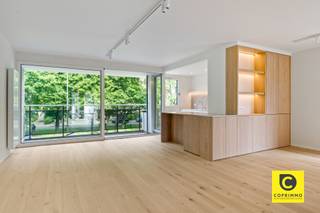 <p><span>High-end gerenoveerd hoek-appartement met 2 slaapkamers en 2 terrassen te Fruithoflaan!</span></p><p><span>Dit verbluffend, lichtrijk en luxueus hoek-appartement van maar liefst 108m² werd zopas hoogwaardig en stijlvol gerenoveerd, geniet een gunstig EPC, conforme elektriciteit, is asbestveilig en bovendien beschikbaar bij akte. Het ligt op de 1e verdieping van een verzorgd en kleinschalig gebouw met centrale ligging. Winkels, parken, scholen, horeca, sportfaciliteiten, openbaar vervoer en invalswegen zijn steeds vlakbij. Ook het bruisende Antwerpen stad is slechts een boogscheut verwijderd. Bent u op zoek naar een ruim en klassevol appartement met voldoende buitenruimte en groene vergezichten? Zoek niet langer, vraag een bezoek aan voor dit pand en uw verwachtingen zullen ongetwijfeld worden ingelost.  </span></p><p><span> </span></p><p><span>Inkomhal, leefruimte &amp; keuken:</span></p><p><span>U betreedt dit pareltje via de moderne inkomhal met veiligheidsdeur, parlofoon en ingemaakte vestiaire. Het oog valt meteen op de prachtige parketvloer die naadloos werd doorgelegd in nagenoeg het hele appartement. Dankzij de hoekligging geniet de riante leefruimte (ca. 40 m²) een mooie natuurlijke lichtinval die het ruimtelijk gevoel des te meer in de verf zet. De oogstrelende open keuken met eiland en zitgedeelte werd wonderwel geïntegreerd en is voorzien van kwalitatieve toestellen. U kan tijdens het koken steeds genieten van uw gezin en/of gezelschap en bovendien is er aan werk- en opbergruimte hoegenaamd geen gebrek. De strakke tegelvloer, het schitterende werkblad en de geïntegreerde led-verlichting maken deze tijdloze keuken helemaal af, evenals de kastenwand in de leefruimte die een harmonieus geheel vormt met het eiland.</span></p><p><span> </span></p><p><span>Slaapkamers, badkamer, toilet &amp; berging:</span></p><p><span>De 2 omvangrijke slaapkamers (ca. 12,5 &amp; 17m²), eveneens op parket, situeren zich aan de nog rustigere achterzijde van het gebouw en zijn beiden voorzien van inmaakkasten, elektrische rolluiken en TV- en UTP-aansluitingen. De rustieke badkamer omvat een weelderige inloop-/regendouche, een strak wasmeubel met bijhorende spiegelkast, een toilet, mechanische ventilatie en een handdoek-radiator. De hal herbergt nog een apart gastentoilet met handenwasser en spiegel met geïntegreerde led-verlichting. Hier vindt u ook nog een praktische berging terug die ideaal is om het kuisgerief netjes op te bergen.</span></p><p><span> </span></p><p><span>Terrassen, autostaanplaats, fietsberging &amp; kelder:</span></p><p><span>Met een ruim terras aan zowel voor- als achterzijde kan u op elk moment van de dag in alle rust genieten van zowel zon alsook schaduw, steeds vergezeld van een groen vergezicht. Met dank aan het grote schuifraam kan de leefruimte in de zomermaanden de uitbreiding van uw terras vormen. Het terras aan de voorzijde ligt aanpalend de keuken en is perfect om te dineren met de ondergaande zon op de achtergrond, terwijl het terras aan de achterzijde in rechtstreekse verbinding staat met beide slaapkamers, ideaal voor een koffietje bij het ochtendgloren of een frisse neus bij. Een privatieve, droge kelderberging is inbegrepen. In het ondergrondse garagecomplex kunnen de fietsen steeds veilig gestald worden en kan een staanplaats worden aangekocht (€19.000).</span></p><p><span> </span></p><p><span>Extra troeven:</span></p><p><span>- Mobiscore 9,2/10</span></p><p><span>- Lichtrijk en ruimtelijk (108m² cfr. EPC)</span></p><p><span>- Gunstig EPC B</span></p><p><span>- Driedubbele HR ramen</span></p><p><span>- Incl. designverlichting</span></p><p><span>- Elektriciteit conform</span></p><p><span>- Asbestveilig</span></p><p><span>- 2 terrassen<br />- Kelder, staanplaats &amp; fietsberging</span></p>