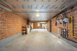 <p><span>Uitstekend gelegen ten zuiden van het Park Rivierenhof, rustig dichtbij groen maar toch vlot bereikbaar.</span></p><p><span>Indeling: Diepe garage voor drie auto's achter elkaar. Kan evengoed gebruikt worden als opslag of magazijn/atelier.. Verder drie bergingen en toegang tot de tuin. 6,5m breed achteraan 4,19m vooraan op 13,84m in diepte. Kan apart aangekocht worden of in combinatie met de appartementen die erboven te koop staan.</span></p><p><span>Info/bezoek: 03/283 05 00 - <span>george@sinjoor.be</span></span></p>