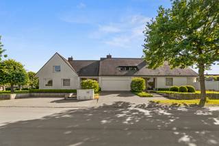 Prachtige instapklare VILLA in het rustige BAVIKHOVE. INDELING: TWEE ingangen: één voor de praktijkruimte, één voor het privé-gedeelte.- PRIVE: ruime...