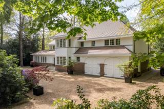 <p>Op wandelafstand van de winkels in het centrum, aan mooie laan én op een prachtig perceel grond (<strong>ca. 4.899 m²)</strong>, zeer sfeervolle en instapklare villa met achterliggende <strong>guesthouse (heden pilatesstudio + conciërgewoning) en buitenzwembad.<br /></strong><br /><strong>De gelijkvloerse verdieping: </strong></p>
<p>- Hal/entree op terracotta vloer met gastentoilet en handenwasser <br />- Een royale woonkamer (ca. 68m²) op parket met hout gestookte open haard en grote raampartijen met zicht op de tuin<br />- Een leefkeuken (ca.58m²) op terracotta vloer met gashaard, <strong>2 keukeneilanden</strong> met dubbele gootsteen, inductie kookvuur, vaatwasser en bargedeelte (4 pers.), kastenwand met 2 koelkasten+diepvries (Neff), 2 ovens en een Miele stoomoven.<br />- Een bureau/tv kamer (ca. 31m²) op parket met hout gestookte open haard en inbouwkasten<br />- Een slaapkamer (ca.18m²) op terracotategel met inloopdouche, toilet en lavabo<br />- Zij-ingang via de garage: een inpandige garage (ca.47m²) voorzien van 2 elektrische poorten, 2 uitgietbakken, en ingemaakte kasten, elektra, <br />water en verwarming. <br />- Een kelder (ca.100m²) met o.a. <strong>wijnkelder</strong>, technische ruimte, waterontharder en veel opslagruimte <br /><br /><strong><u>De eerste verdieping is op visgraatparket: <br /></u></strong>- Een nachthal op parketvloer<br />- Een <strong>royale hoofdslaapkamer (ca.27m²) met gashaard en royale dressing (ca.36m²)</strong><br />- Een ensuite marmeren hoofdbadkamer (ca.13m²) met dubbele lavabomeubel, ligbad, inloopdouche en toilet, ingemaakte kast<br />- Twee slaapkamers (ca.28m² en 17m²) <br />- Een vijfde slaapkamer (ca.13m²) met douchekamer (ca. 6m²), toilet en lavabo<br />- Een badkamer (ca.13m²) met ligbad, inloopdouche, dubbele lavabo en toilet<br /><br /><strong><u>De tweede verdieping is volledig voorzien van visgraatparket en onderliggende houtroostering:</u></strong><br />- Een zesde slaapkamer (ca.22m²) met ensuite douchekamer voorzien van inloopdouche, toilet en lavabo<br />- hobbykamer/wasplaats/berging met ingemaakte kastenwand<br /><br /><strong>Tuinhuis/guesthouse:</strong><br />Keuken voorzien van Siemens gasfornuis, gootsteen, ijskast. Douchekamer voorzien van douche, lavabo, toilet, sauna zowel gewone sauna als infraroodsauna en fitness/pilatesruimte voorzien van sporthal en balletbar. Via vaste trap naar bovenliggende verdieping waar zich de slaapkamer bevindt. <br /><br /><strong><u>Vernieuwingen:</u></strong></p>
<p>In 2010: totaalverbouwing.<br />In 2022 is het rolluik alsook de motor van het zwembad vernieuwd, alsook zijn de parketvloeren gelegd op de 1<sup>ste</sup> en 2<sup>de</sup> verdieping, keuken deels vernieuwd, OH in de keuken geplaatst, deels nieuwe terracotategel in de keuken, etc.<br />In 2023: is de elektra herkeurd<br />In 2024: is het huis volledig herschilderd (plafonds en muren) incl. de dakgoten.</p>
<p><strong><u>Algemeen:</u></strong></p>
<p>- Verwarming op gas (Remeha) d.m.v. radiatoren en vloerverwarming in het bureel, de living en deels in de keuken. Optima boiler.<br />- Alarmsysteem d.m.v. ruimtedetectie, rookmelders aangesloten op de alarminstallatie, veiligheidsdeur, domotica, waterontharder, rolluiken, vliegenramen, blokdeuren.<br />- Oprit te bereiken via automatische toegangspoort<br />Kelder bestaande uit kelder (berging) en kruipkelder, gescheiden rioleringssysteem, regenwaterput (niet in gebruik)<br />- Centrale ligging t.o.v. het centrum, openbaar vervoer, winkels en scholen</p>
<p><strong><u>Tuin:</u></strong></p>
<p>Prachtig aangelegde diepe omheinde tuin welke volledige privacy biedt.<br />Verwarmd buitenzwembad (chloor + ionisatie ) van 14m op 4m en ca. 1,5m diep. (vernieuwd rolluik en motor).<br />Diverse terrassen zowel bij het bijgebouw, als bij de villa waaronder eveneens een overdekt terras met vaste zitbank, heatstrip en muziek, zonnetent.<br />Achterliggende houtberging, tweede tuinhuis<br />Sproei-installatie</p>