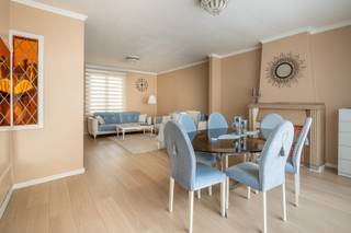 Deze ruime en goed onderhouden woning biedt alles wat u zoekt: comfort, ruimte en een uitstekende ligging. Gelegen in het centrum, maar toch in...