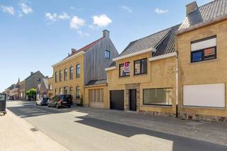 Volledig vernieuwd huis te koop in de Kasteelstraat 36 in Oostvleteren. Dit huis is gelegen in de dorpskern en geniet van een vlotte verbinding met Ieper, Poperinge en de kust. De woning is volledig gerenoveerd in 2026 en beschikt over nieuwe technieken en afwerkingen. Uitermate geschikt voor wie op zoek is naar een woning met 3 kamers, leuke tuin en garage zonder werk! <br /><br />INDELING<br />Gelijkvloers: Ruime inkomhal met ledverlichting en plaats voor vestiaire, toegang naar de woonkamer via stalen deur - ruime woonkamer voorzien van vloerverwarming en airco met zithoek, eetplaats en volledig geïnstalleerde open keuken - schuifraam met toegang tot het mooie zuidgerichte terras en de tuin - garage met automatische poort - apart toilet - technische ruimte - berging met toegang tot de tuin via zijdeur.<br /><br />Eerste verdieping: Drie ruime slaapkamers voorzien van airco - apart toilet - badkamer afgewerkt met dubbel lavabomeubel, inloopdouche en ligbad.<br /><br />Verder heeft deze woning nog een ruime zolder.<br /><br />TROEVEN<br />Vlotte bereikbaarheid<br />Volledig vernieuwd in 2026<br />CV op aardgas (vloerverwarming) + airco (warmtepomp)<br />Nieuwe technieken en afwerkingen <br />3 Volwaardige slaapkamers <br />Voldoende bergruimte <br /><br /><br />De eigendom wordt aangeboden via de Pre-sale formule. Op 19/08/2026 tussen 17:00 en 19:00 kan u het huis op afspraak komen bezichtigen en een bod uitbrengen. De vermelde prijs is een instelprijs. Voor meer info, gelieve contact op te nemen met de dossierverantwoordelijke.<br /><br />Bestuursmaatregelen in het maatregelenregister: in aanvraag