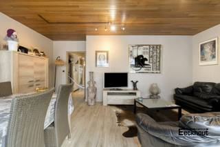 Dit verzorgde appartement bevindt zich op de vierde verdieping van de residentie West End, op enkele passen van de Groentemarkt, de winkelstraat, het strand en het station!<br />Het ruime appartement (96 m²) is ingedeeld als volgt:<br />inkomhal met vestiairekast, grote woonkamer, aparte keuken, ruime berging met ingemaakte kast en aansluiting voor wasmachine, apart toilet, badkamer met ligbad en lavabo en 2 volwaardige slaapkamers, waarvan één met ingemaakte kasten.<br />Verder is er nog een private kelder en een gemeenschappelijke afvalberging.<br />Het appartement is asbestvrij en bovendien is de elektrische keuring conform.