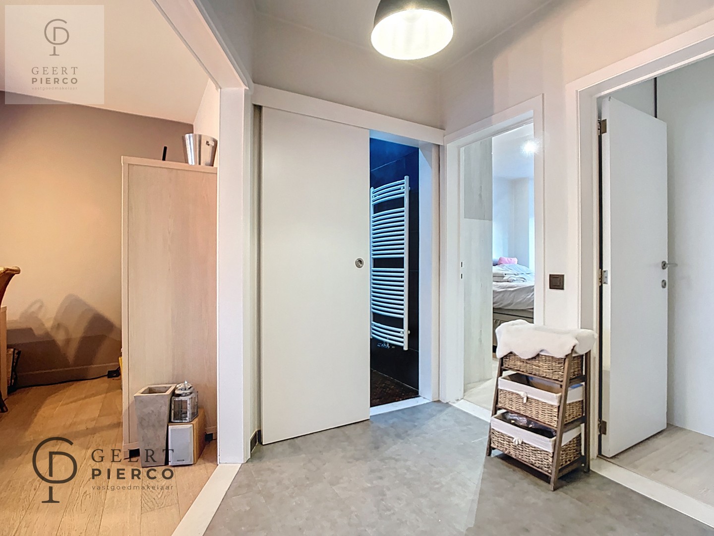 Gerenoveerd appartement met twee slaapkamers, ruim terras en ondergrondse staanplaats aan de stadsrand van Tienen. - foto 2