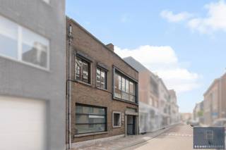 <p>Bent u op zoek naar een woning waar <span>wonen en werken</span> perfect gecombineerd kunnen worden? Of droomt u van een <span>kangoeroewoning</span> of een <span>ruime gezinswoning met tal van mogelijkheden</span>? Dan is deze uitzonderlijk ruime woning (438 m²) in het centrum van Maldegem precies wat u zoekt.</p>
<p>De woning geniet van een centrale ligging met alle voorzieningen op wandelafstand: winkels, scholen en openbaar vervoer bevinden zich in de onmiddellijke omgeving. Bovendien is er een vlotte verbinding naar zowel de kust als het binnenland.</p>
<p>Bij het betreden van het pand vallen meteen de twee afzonderlijke ingangen op: één naar de voormalige tandartsenpraktijk en één naar de privéwoning, met onderlinge doorgang tussen beide units.</p>
<p><strong>Via de eerste ingang</strong> bereikt u de praktijkruimte, bestaande uit een inkomhal met gastentoilet, een aparte berging, wachtruimte, bureauruimte en twee voormalige kabinetten. Deze ruimtes zijn uitgerust met airconditioning en lenen zich perfect voor een vrij beroep of kunnen ingericht worden als een volwaardige tweede woonunit.</p>
<p><strong>De tweede ingang</strong> leidt naar de ruime privéwoning. U komt binnen in een royale inkomhal met ingemaakte vestiairekasten en gastentoilet. De lichtrijke leefruimte omvat een gezellige eetplaats en woonkamer met open haard. Aansluitend bevindt zich de open keuken met extra eetruimte. Deze hoogwaardige Siematic-keuken is uitgerust met een natuurstenen werkblad, Amerikaanse koelkast met vriezer, gas- en inductiekookzones, Venduro dampkap, Miele inbouwfriteuse, extra brede oven, combi-oven en dubbele spoelbak. Verder is er een unieke inloopkoelcel voorzien in de hal, evenals een praktische wasplaats met ingemaakte kasten en extra bergruimte.</p>
<p>Op de <span>eerste verdieping</span> bevinden zich vijf volwaardige slaapkamers en twee badkamers, elk uitgerust met lavabo en douche. De <span>tweede verdieping</span> herbergt een prachtige master bedroom met ensuite badkamer voorzien van lavabo, bubbelbad, douche en toilet. Ook hier is airconditioning aanwezig voor optimaal comfort.</p>
<p>Daarnaast beschikt de woning over een praktische <span>kelder</span>.</p>
<p>Buiten geniet u van een gezellig, <span>ingesloten terras</span> dat rechtstreeks toegankelijk is vanuit de keuken. Achteraan bevindt zich een <span>ruime tuin met een groot aangelegd terras</span>, deels overdekt en voorzien van een open haard – ideaal om het hele jaar door te genieten. Verder zijn er meerdere tuinbergingen met extra zolderruimte en vaste trap.</p>
<p>Vooraan is er een <span>oprit</span> met plaats voor twee wagens. Bovendien bestaat de mogelijkheid om naast de woning een garage te huren met ruimte voor drie wagens.</p>
<p>Kortom: <span><strong>een veelzijdige eigendom met tal van mogelijkheden op een toplocatie in Maldegem.</strong></span><br /><br />Benieuwd naar de mogelijkheden? <br /><span>Contacteer Bonne Vastgoed 7 op 7 via 050/73.73.73 of info@bonnevastgoed.be</span></p>