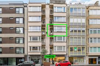 Dit stijlvol afgewerkt appartement bevindt zich in het hart van Oostende. Op wandelafstand heeft u al het prachtige wat de stad te bieden heeft: het strand, winkelcentrum en talloze horeca. Daarenboven is het pand vlot bereikbaar met zowel de wagen, fiets als openbaar vervoer. <br /><br />Het appartement geniet een logische indeling met eerst en vooral een aparte inkomhal. Deze leidt u tot de riante leefruimte. Hier is er een gezellige leefhoek, die naadloos overloopt via de eethoek tot de open keuken. De keuken is uitgerust met moderne apparatuur, talrijke kastruimte alsook een groot werkblad. <br /><br />Er zijn twee volwaardige slaapkamers aanwezig, dewelke beiden een aangename lichtinval genieten. <br /><br />In de badkamer is er gewerkt met een dubbele lavabo en een douche. Tevens is er de nodige aansluiting en ruimte voor een wasmachine en droogkast. <br /><br />Daarenboven betreft het een zeer energiezuinig appartement!<br /><br />Dankzij de ligging, indeling en grootte is het pand uitermate geschikt voor allerhande doeleinden; gaande van vaste bewoning tot tweede verblijf of als investering.<br /><br />Aarzel niet en neem contact op voor meer info of een afspraak. <br /><br />