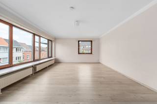 <p>Te koop: instapklaar appartement in Gent, gelegen aan de Zwijnaardsesteenweg, met 3 slaapkamers en een eigen staanplaats.</p>

<p> </p>

<p>Dit gesloten appartement, gebouwd in 1971, biedt een comfortabele woonruimte op een strategische locatie. Dankzij de drie volwaardige slaapkamers is het ideaal voor gezinnen of wie extra ruimte zoekt. De ligging nabij invalswegen, scholen, ziekenhuizen en het station maakt het bijzonder praktisch voor dagelijks woon-werkverkeer en gezinsleven. Bovendien is het appartement vrij bij akte, waardoor u snel kunt verhuizen.</p>

<p> </p>

<p>Belangrijkste ruimtes:<br />• Living met veel lichtinval en een aangename indeling<br />• Keuken met functionele opstelling<br />• Drie slaapkamers, geschikt voor diverse invullingen<br />• Badkamer met douche en wastafel<br />• Apart toilet<br />• Hal met toegang tot de verschillende ruimtes<br />• Staanplaats voor uw wagen</p>

<p> </p>

<p>Troeven:<br />• Instapklaar 3 slaapkamer appartement met staanplaats<br />• Nabij invalswegen, scholen, ziekenhuizen, station<br />• Vrij bij akte</p>

<p> </p>

<p>Neem vandaag nog contact op met uw ERA-makelaar voor een bezoek.</p>

<p> </p>

<p>JOUW DROOMAPPARTEMENT. ZO GEVONDEN!</p>