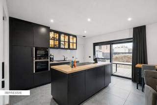 Rustig gelegen in een doodlopende straat en toch vlot bereikbaar, vinden we deze recente en instapklare gezinswoning.<br /><br />We betreden de woning via de inkomhal met gastentoilet. Via een glazen deur komen we in de lichtrijke leefruimte met open keuken, die een mooi zicht biedt op de tuin. Aansluitend bevindt zich een praktische berging met douche. Daarnaast is er een inpandige garage.<br /><br />Op de eerste verdieping zijn er drie volwaardige slaapkamers en een wasruimte. De ruime badkamer is uitgerust met een dubbele lavabo, inloopdouche, ligbad en een apart toilet. Verder beschikt de woning over een ruime zolder die momenteel dienstdoet als opslagruimte.<br /><br />De tuin is reeds volledig omheind maar kan nog verder naar eigen smaak worden aangelegd, net zoals de oprit.<br /><br />Bijzonderheden:<br />Energiezuinig dankzij warmtepomp, zonnepanelen en vloerverwarming<br />Rustige ligging in een doodlopende straat