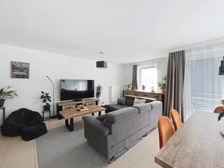 Dit appartement (2004) combineert ruimte en een toplocatie nabij AZ Sint-Jan en station Sint-Pieters. Het appartement bied je een grote, lichtrijke woonkamer, 2 slaapkamers en een gezellig terras. Groot pluspunt is de eigen ondergrondse staanplaats.Indeling: -1°V: kelderberging - staanplaats 1°V: inkom - apart toilet - berging (4 m²) met aansluiting voor de wasmachine - woonkamer (26 m²) met open keuken voorzien van keramische kookplaat, oven, frigo met diepvriesvakje, vaatwasser en dubbele spoelbak - badkamer (4 m²) uitgerust met een ligbad en douchescherm, enkele lavabo en spiegelkast - 2 slaapkamers (11 m² - 9 m²) - terras Algemeen: - Huurprijs: € 875,00/maand- Provisie privaat waterverbruik: € 30,00/maand- Provisie gemeenschappelijke delen: € 20,00/maand - Beschikbaar vanaf: 01/08/2026 De snelste manier om een bezoek te brengen aan dit pand? Vraag je bezoek aan via de roze knop op onze website (www.dewaele.com) en je wordt gecontacteerd door onze verhuurexpert Broes.Telefonisch kunnen er geen afspraken gemaakt worden. Bij andere vragen kun je ons telefonisch contacteren via 050 444 999.