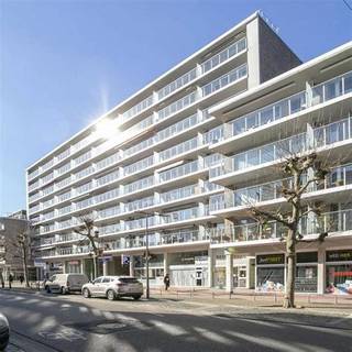 Commercieel handelspand met hoge zichtbaarheid en sterk investeringspotentieel – De Merodecentrum, Turnhout<br /><br />Bent u op zoek naar een strategisch gelegen commercieel pand met maximale visibiliteit en hoog rendementspotentieel? Dan is dit handelspand van 206 m² aan het Merode-Center 9 in Turnhout zeker het ontdekken waard.<br /><br />Gelegen naast de ingang van Parking Indigo Turnhout Merode, geniet dit pand van een constante stroom aan voorbijgangers en passerend verkeer. De toplocatie in een levendige commerciële zone garandeert een sterke zichtbaarheid en een hoge passage – ideale voorwaarden voor een succesvolle handelsactiviteit.<br /><br />Dankzij de brede etalage is er een grote visuele impact, perfect voor detailhandel, een showroom, vrij beroep of dienstverlenende activiteiten. Bovendien zorgt de directe nabijheid van de parkeergarage voor vlotte bereikbaarheid voor zowel klanten als medewerkers – een belangrijk pluspunt in elke commerciële context.<br /><br />Een investering in dit pand betekent kiezen voor locatie, bereikbaarheid én uitstraling. Interesse in een bezichtiging of meer informatie? Neem vandaag nog contact met ons op.<br /><br />Verhuurd aan Stad Turnhout en het huurcontract loopt tot oktober 2025. <br />Een eerdere beëindiging van het contract is bespreekbaar in overleg met de huurder, wat flexibiliteit biedt aan toekomstige eigenaars. <br /><br />Energieprestatiecertificaat: EPC C.<br /><br />Buitengewone kenmerken:<br /><br />Investeringskans<br />Topligging met uitstekende zichtbaarheid<br />Flexibele indeling<br />Momenteel verhuurd aan betrouwbare huurder (Stad Turnhout)<br />Vrij in oktober 2025 (of eerder mits overleg)<br />Geschikt voor o.a. praktijkruimte, retail, arts, diensten<br />Uitstekende prijs-kwaliteitverhouding<br /><br />Te koop aan 195.000 euro<br />Te huur aan 1.500 euro / maand<br /><br />Interesse?<br />Contacteer Hillewaere vandaag nog voor meer informatie of een plaatsbezoek. <br />Een unieke kans voor investeerders of ondernemers op zoek naar een goed gelegen handelspand met toekomstwaarde.