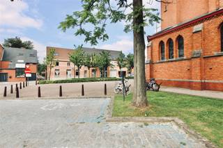 Dit appartement is gelegen op het gelijkvloers in het gehucht Temse-Velle. U beschikt over een mooi terras met tuin en een achterliggende garage.De indeling van het appartement is als volgt: U betreedt het appartement via de inkomhal met apart toilet en vestiairemogelijkheden. Verder is er een ingerichte keuken en aansluitend is er de living en eetkamer met veel lichtinval. Aan de achterzijde van het appartement bevinden zich drie slaapkamers en een ingerichte badkamer.De achterliggende garage bevindt zicht achter de tuin, bereikbaar via de tuin of via de zijgevel van het gebouw.Nog enkele troeven van dit appartement: Centrale verwarming op aardgas, garagebox aan € 45,00/maand, geen algemene kosten en het appartement is vrij vanaf heden.Interesse? Aarzel zeker niet om ons vrijblijvend te contacteren.