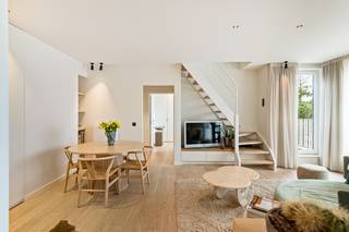 <strong>Luxueus en smaakvol afgewerkt dakappartement in het centrum van Schilde!</strong><br /><br />In het bruisende centrum van Schilde, nabij alle winkels, openbaar vervoer en scholen, vinden we in een recent gebouw (bouwjaar 2016) dit prachtige duplex appartement.<br /><br />Het appartement werd in 2019 integraal gerenoveerd, onder begeleiding van een interieurarchitect. De renovatie werd uitgevoerd met oog voor detail, praktisch comfort en uitsluitend mits gebruik van hoogwaardige materialen. Je kan dit appartement dan ook gerust het neusje van de zalm noemen als het op afwerking aankomt.<br /><br />Via een veiligheidsdeur betreden we de inkomhal op parket. Meteen op onze linkerzijde bevindt zich het gastentoilet met mortex vloer alsook een op maat gemaakt meubel met handenwasser.<br /><br />Wanneer we doorlopen krijgen we meteen zicht op de lichte en open leefruimte met keuken (+/- 40m²).  <br />De leefruimte werd volledig voorzien van een parketvloer. Verder werd een volledige wand met praktische ingemaakte kasten ingericht, is er een op maat gemaakt bureaumeubel aanwezig alsook een meubel op maat waarin o.a. de digicorder kan worden opgeborgen zonder dat de draden zichtbaar blijven.<br /><br />De open keuken geniet een high-end afwerking in natuurhout en calacatta marmer en werd volledig uitgerust met AEG toestellen: inductiekookplaat, combi-oven/microgolf , koelkast met vriesvak en dampkap). Bovendien werd de keuken tevens voorzien van een praktische toog.<br /><br />Aansluitend aan de leefruimte alsook keuken bevinden zich 2 terrassen (2,8m² en 6m²) met zowel middag als avondzon.<br /><br />Op dit niveau bevinden zich verder een slaapkamer (12,5m²) welke werd uitgerust van ingemaakte kasten. Vanuit deze kamer heb je , net zoals vanuit de leefruimte, toegang tot het ruimste terras. Verder is er een technische ruimte/wasberging aanwezig alsook een ruime badkamer welke voorzien werd van inloopdouche, inbouwspots en  lavabomeubel.<br /><br />De bovenverdieping van het appartement bereiken we via een maatwerk trap vanuit de leefruimte. Dit niveau (+/- 48m²) werd volledig voorzien in mortex , de kasten en muren werden van een speciale schildertechniek voorzien die aansluit bij de vloerafwerking. Deze verdieping bestaat uit de master bedroom (met airco) , apart toilet, ensuite dressing en badkamer. De badkamer werd ingericht met 2 lavabomeubels met indirecte verlichting op maat, een groot design ligbad alsook een dubbele douche.<br /><br />Dit appartement biedt op gebied van afwerking en comfort werkelijk alles wat je maar wensen kan en vormt hierdoor een unieke buitenkans.<br /><br />+ Er bestaat de mogelijkheid tot overname van een huurcontract voor een ruime garagebox met berging in het complex.<br /><br />Wenst U een bezoek af te leggen aan dit prachtige appartement?  Wij zijn bereikbaar op het nummer 03 337 50 70<strong> </strong>om een afspraak in te plannen of via <strong>info@vbvastgoed.be</strong>