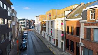 Dit <strong>gelijkvloers nieuwbouwappartement</strong>, recent opgeleverd binnen het BEN-project “<em>Het Perron</em>”, combineert comfortabel wonen met een uitstekende ligging aan het station, de fietsostrade en op wandelafstand van het centrum van Beveren.<br /><br />Het appartement beschikt over een <strong>bewoonbare oppervlakte van 106,72 m²</strong> en omvat <strong>twee slaapkamers</strong>. De aangename leefruimte geeft uit op het <strong>ruime zuidoost georiënteerde terras van 16,5 m²</strong>, dat <strong>afgebakend is met een haagje</strong>, waardoor u in alle privacy kan genieten van het buitenleven. De terrassen en tuintjes van de gelijkvloerse appartementen zijn bovendien gelegen in een grote, afgesloten gemeenschappelijke tuin, wat zorgt voor een groene, rustige en veilige woonomgeving.<br /><br />De <strong>keuken kan nog volledig naar eigen smaak en budget gekozen worden</strong>. <strong>Bovenop het bestaande keukenbudget geniet u bovendien van een extra keukenbudget ter waarde van € 5.000</strong>, waardoor u nog meer vrijheid heeft om uw droomkeuken samen te stellen.<br /><br />Op technisch vlak is het appartement uitgerust met <strong>vloerverwarming</strong>, een <strong>energiezuinige warmtepomp</strong>, <strong>zonnepanelen</strong> en een <strong>ventilatiesysteem type D</strong>, wat garant staat voor een aangenaam binnenklimaat, een laag energieverbruik en maximaal wooncomfort.<br /><br />Dankzij het <strong>BEN-label (E-peil max. E10)</strong> woont u hier bijzonder energiezuinig en toekomstgericht. Dit vertaalt zich niet alleen in lagere energiekosten, maar ook in <strong>financiële voordelen</strong>, zoals <strong>100% korting op de onroerende voorheffing gedurende 5 jaar</strong>.<br /><br />Daarnaast beschikt het project over een <strong>volledige ondergrondse parking</strong>, rechtstreeks toegankelijk vanuit het gebouw, met <strong>autostaanplaatsen, kelderbergingen en fietsenstallingen</strong>.<br /><br />Dit appartement komt bovendien in aanmerking voor de <strong>6% BTW*-regeling voor eigen bewoning</strong>.<br />Ook is het een interessante opportuniteit met <strong>6% BTW* voor investeerders</strong>! Geniet van een verlaagd BTW-tarief mits <strong>15 jaar verhuur</strong>, wat zorgt voor een lagere instap en een aantrekkelijk rendement op lange termijn.<br />(*mits voldaan wordt aan de wettelijke voorwaarden)<br /><br />Bent u op zoek naar een instapklaar, energiezuinig gelijkvloers appartement met 2 slaapkamers, een privatief terras, moderne technieken en een groene gemeenschappelijke tuin op een topligging?<br />Graag laten we u dit appartement persoonlijk ontdekken. Neem gerust contact met ons op voor bijkomende informatie of een bezoek via verkoop@homevast.be of tel. 03 344 77 44.