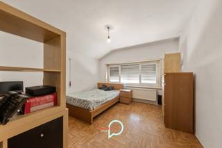 Op zoek naar een ruime en veelzijdige woning in het groene en gegeerde De Pinte? Deze verrassend ruime woning met een bewoonbare oppervlakte van...