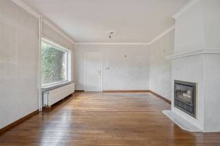 <p><span>Charmante, gelijkvloerse woning met 3 slaapkamers, vrijstaande garage en uitzonderlijk ruime, zuidgerichte tuin op een prachtig perceel van 21a38ca in Oudsbergen.</span></p><p><span> </span></p><p><span>ALGEMEEN:</span></p><ul><li><span>Open bebouwing met een praktische en comfortabele gelijkvloerse indeling. Dankzij het ruime perceel en de doordachte opbouw biedt de woning bovendien interessante uitbreidingsmogelijkheden.</span></li><li><span>Vrijstaande garage.</span></li><li><span>Uitzonderlijk ruim perceel van maar liefst 21a38ca.</span></li><li><span>Bouwjaar: 1964.</span></li><li><span>Kadastraal inkomen: €793.</span></li><li><span>Doorheen de jaren steeds uitstekend onderhouden.</span></li><li><span>Verwarming op stookolie.</span></li><li><span>Houten ramen met deels enkele en deels dubbele beglazing.</span></li><li><span>De woning is voorzien van een betonnen dek.</span></li><li><span>Gunstig gelegen op een vlot bereikbare locatie in Oudsbergen, op korte afstand van het centrum van Gruitrode met scholen, winkels, horeca en andere dagelijkse voorzieningen. Bovendien geniet men hier van een groene omgeving met tal van fiets- en wandelroutes en een vlotte verbinding naar Bree, Maaseik, Genk en Peer.</span></li><li><span>De woning is gedeeltelijk onderkelderd.</span></li><li><span>Stedenbouwkundige bestemming: woongebied</span><span> met landelijk karakter / achterkant perceel: </span><span>agrarisch gebied.</span></li></ul><p><span> </span></p><p><span>INDELING:</span></p><p><span>GELIJKVLOERS:</span></p><ul><li><span>Inkomhal met beige tegelvloer en toegang tot alle vertrekken.</span></li><li><span>Ruime en gezellige leefruimte met parketvloer en een ingebouwde Flam-houthaard. De grote raampartijen zorgen voor een aangename lichtinval en geven een ruimtelijk gevoel.</span></li><li><span>Praktisch ingerichte keuken met donkere tegelvloer en eethoek. Uitgerust met anderhalve spoeltafel, kookvuur met dampkap, elektrische oven, koelkast en afwasmachine. Via de keuken bereikt men zowel de sas aan de achterzijde van de woning als de nachthal.</span></li><li><span>Sas met toegang tot de buitenruimte, het gastentoilet, de berging en de kelder.</span></li><li><span>Gastentoilet, volledig betegeld en voorzien van een fonteintje.</span></li><li><span>Ruime berging aan de achterzijde van de woning, voorzien van een spoeltafel.</span></li><li><span>Nachthal met toegang tot alle slaapkamers en de badkamer.</span></li><li><span>Slaapkamer 1 (ca. 16,5 m²), rustig gelegen aan de achterzijde van de woning.</span></li><li><span>Slaapkamer 2 (ca. 13 m²), gelegen aan de zijkant van de woning.</span></li><li><span>Slaapkamer 3 (ca. 13 m²), eveneens gelegen aan de zijkant van de woning.</span></li><li><span>Volledig betegelde badkamer voorzien van wasmeubel met wastafel en ligbad met douchescherm. </span></li></ul><p><span>ZOLDER:</span><span><br />Bereikbaar via de buitenzijde van de woning (achterzijde). De vloer werd voorzien van isolatie op de dallen.</span></p><p><span> </span></p><p><span>KELDER:</span><span><br />De woning is gedeeltelijk onderkelderd.</span></p><p><span> </span></p><p><span>GARAGE:</span><span><br />Vrijstaande garage voorzien van een kantelpoort.</span></p><p><span> </span></p><p><span>BUITENRUIMTE:</span><span><br /><br /></span></p><ul><li><span>Voorzijde:</span><span><br />o Verzorgd aangelegde voortuin met een beklinkerd wandelpad naar de inkom.<br />o Oprit naar de vrijstaande garage met parkeergelegenheid voor meerdere wagens.</span></li><li><span>Achterzijde:</span><span><br />De absolute blikvanger van deze eigendom is zonder twijfel het uitzonderlijk ruime perceel. De zuidgerichte achtertuin biedt optimale zoninval en geniet van een idyllische ligging met vrij uitzicht over de omliggende weilanden. Hier komen rust, ruimte en natuur perfect samen, waardoor u in alle privacy kunt genieten van het buitenleven.</span></li></ul><p><span> </span></p><p><span>Bent u op zoek naar een instapklare gelijkvloerse woning met drie slaapkamers, een vrijstaande garage en een uitzonderlijk ruime tuin op een vlot bereikbare locatie in het groene Oudsbergen? Contacteer ons vandaag nog voor een bezichtiging of meer informatie en ontdek zelf alle troeven die deze eigendom te bieden heeft! </span></p><p><span> </span></p>