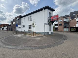Dit handelspand met een bovengelegen twee slaapkamer appartement is uitstekend gelegen, op wandelafstand van het bruisende centrum van Beringen...