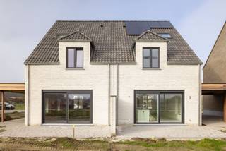 Langs de Elzenstraat in Weelde realiseerde Danneels deze stijlvolle halfopen bebouwing op het lot 15.<br /><br />Rustig gelegen, rechtover de mooie groenzone in onze kindvriendelijke nieuwe woonbuurt.<br /><br />Deze karaktervolle gezinswoning in verfijnd landelijke bouwstijl is heel lichtrijk en heeft o.m. een open ingedeelde woonkamer, ingerichte eilandkeuken en badkamer, 3 ruime slaapkamers. zongerichte tuin met gezellig terras, oprit, carport, ...<br /><br />Het is een zeer energie-efficiënte woning (E-peil 20), uitgerust met een geothermische warmtepomp, vloerverwarming, ventilatie met warmterecuperatie én zonnepanelen.<br /><br />Je houdt je energiefactuur onder controle en betaalt 5 jaar geen onroerende voorheffing. <br /><br />Deze woning kan op korte termijn binnenin worden afgewerkt volgens jouw smaak en voorkeuren. 