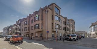 Ontdek dit lichtrijke en instapklare tweeslaapkamerappartement in het centrum van Heist, op wandelafstand van de Zeedijk en nabij alle voorzieningen. <br /><br />Indeling:<br />- Ruime, lichtrijke leefruimte.<br />- Vernieuwde, open keuken.<br />- Eerste grote slaapkamer<br />- Volwaardige tweede slaapkamer,<br />- Vernieuwde badkamer met moderne afwerking.<br />- Apart gastentoilet.<br />- Praktische berging.<br />- Gemeenschappelijke fietsenberging (makkelijk toegankelijk).<br />- Kelderberging.<br /><br />Interesse? Contacteer ons voor een bezoek.