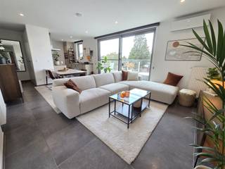 <p><span>Dit recent en energiezuinig appartement bevindt zich te centrum Schriek. Op wandelafstand van lokale handelaars, scholen en openbaar vervoer. Dit betreft een prachtig, lichtrijk appartement dankzij de grote raampartijen en de brede gevellijn. Het appartement is gelegen binnen een kleinschalig gebouw met makkelijk toegankelijke lift met spraaktechnologie.</span></p><p><span>Het appartement omvat een inkomhal met vestaire, een zeer ruime woonkamer met open keuken voorzien van alle comfort en luxe. De woonkamer geeft uit op een prachtig ruim terras van maar liefst 49m² waar u perfect een grote eettafel en lounge set kan plaatsen.  Dit terras is gelegen aan de achterzijde van het gebouw en biedt u bijgevolg alle rust. Het appartement beschikt over 2 slaapkamers eveneens gelegen aan de achterzijde. Zowel de woonkamer als de grote slaapkamer zijn voorzien van een airco unit. Een stijlvolle badkamer uitgerust met inloopdouche en volledig betegelde muren en aparte toiletruimte. De berging aansluitend aan de keuken zorgt voor een praktische extra troef.</span></p><p><span>Het appartement geniet een ruime kelder van 7m², een carport achteraan voorzien van een laadpaal,  een gemeenschappelijke afgesloten fietsenberging en vuilnisruimte.</span></p><p><span>Een top opportuniteit voor wie op zoek is naar een ruim app met terras te Schriek centrum. </span><span><br /><br /></span><span>TROEVEN</span><span>:</span><span><br /></span><span>- Recent bouwjaar</span><span><br /></span><span>- Energiezuinig</span><span><br /></span><span>- 2 slaapkamers</span><span><br /></span><span>- Centrale verwarming aardgas + airco unit</span><span><br /></span><span>- kelderberging, carport, fietsenberging en vuilnisberging inbegrepen in de prijs</span><span><br /><br /></span><span>Contacteer ons kantoor Dupont Vastgoed voor meer informatie of een bezoek ter plaatse op 015 15 15 15.</span></p>