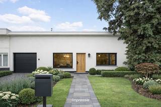Op een uitstekende locatie te Bonheiden bevindt zich deze ruime woning met 2 slaapkamers op een mooi perceel van 912 m². U geniet hier van een rustige ligging, toch in de nabijheid van winkels, scholen, openbaar vervoer en belangrijke invalswegen.<br /><br />We betreden de woning via de leefruimte. Deze geniet van veel lichtinval en kunt u inrichten met een gezellige zithoek en een aparte eetplaats. Hierlangs bereiken we de lichtrijke veranda en de keuken, dewelke is voorzien van de voornaamste toestellen. U beschikt verder op het gelijkvloers nog over een badkamer met douchebad, toilet en lavabo, 2 slaapkamers, een berging en een inpandige garage. In de ruime en goed georiënteerde tuin kunt u steeds in alle rust en privacy genieten van het mooie weer.<br />Tot slot kan u via een achterliggende weg nog een 2de garage bereiken. <br /><br />U bent verplicht om deze woning binnen de 5 jaar na aankoop grondig energetisch te renoveren tot minimum EPC-label D. <br /><br />Dit is een uitstekende opportuniteit als u op zoek bent naar een ruime woning op een mooi perceel te Bonheiden. Contacteer ons voor meer informatie op 0479 13 63 69 of neem een kijkje op www.boonstravastgoed.be . <br /><br />Bijzonderheden:<br />- Lichtrijk<br />- Gelijkvloers<br />- Perceel = 912 m²