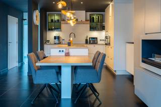 <span>Instapklare en energiezuinige woning met stijlvolle en duurzame inrichting, stadstuin en garagebox + autostaanplaats in Zelzate centrum</span><br /><br /><span>Deze verzorgde woning uit 2009 met een praktische indeling en gelegen in een rustige, verkeersluwe straat, op korte afstand van het centrum, de markt en belangrijke verbindingswegen.</span><br /><span>Indeling: </span><br /><span>Aparte inkomhal met gastentoilet en praktische berging/technische ruimte. Vanuit de inkomhal komt u verder in de aangename leefruimte, die zich volledig aan de tuinzijde bevindt. Dankzij de grote raampartij en het ruime schuifraam geniet u hier van een mooie connectie met het terras en de vijver.</span><br /><span>De open keuken (2023) vormt het hart van de woning en is volledig ingericht met duurzame materialen en kwalitatieve toestellen. De combinatie van maatkasten, een tweede praktische berging naast de keuken en de doordachte inrichting zorgt voor een bijzonder functionele leefruimte. Bovendien is er airconditioning voorzien.</span><br /><span>Op de eerste verdieping bevindt zich de ruime nachthal, die toegang biedt tot twee slaapkamers, de badkamer en een afzonderlijk toilet. De badkamer beschikt over zowel een ligbad als een douche, een dubbele lavabo met meubel en een praktische technische ruimte. Eén van de slaapkamers beschikt over een ruime dressing en beide kamers bieden aangenaam zicht en lichtinval. In de slaapkamer aan de tuinzijde is eveneens airconditioning aanwezig.</span><br /><span>Dankzij de combinatie van deze energiezuinige voorzieningen en de goede isolatie behaalt de woning een gunstige EPC-score B. De elektrische installatie is bovendien conform het AREI.</span><br /><span>Ook buiten heeft deze woning heel wat te bieden. De volledig omheinde, onderhoudsvriendelijke tuin is aangelegd met een aangenaam terras en een charmante vijver en vormt een heerlijke plek om tot rust te komen. Een zonneluifel zorgt op warme dagen voor extra comfort. Via een poortje in de tuin bereikt u rechtstreeks de bijhorende garagebox en autostaanplaats.</span><br /><span>Troeven:</span><br /><span>• Instapklare en goed onderhouden woning</span><br /><span>• Bouwjaar 2009</span><br /><span>• Ca. 132 m² bewoonbare oppervlakte</span><br /><span>• Perceel van ca. 115 m²</span><br /><span>• Stijlvolle en praktische inrichting</span><br /><span>• Onderhoudsvriendelijke, volledig omheinde tuin met terras en vijver</span><br /><span>• Zonneluifel + screens + vliegenramen</span><br /><span>• Airconditioning op het gelijkvloers en in de slaapkamer</span><br /><span>• EPC-label B</span><br /><span>• Zonnepanelen (375 Wp) en thuisbatterij</span><br /><span>• Recente gascondensatieketel (2021)</span><br /><span>• EK conform</span><br /><span>• PVC ramen met hoogrendementsbeglazing</span><br /><span>• Bijhorende garage + autostaanplaats</span>