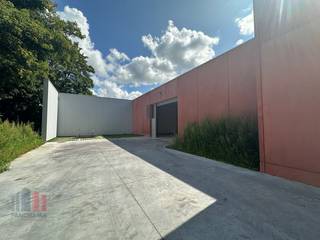 Fenomenaal gelegen <strong>KMO-unit</strong> met een oppervlakte van <strong>749 m²</strong> te koop op amper 300 m van de Doorniksesteenweg met een onmiddellijke verbinding naar de E17 op- en afrit Kortrijk-Zuid alsook de R8. Het station van Kortrijk situeert zich op amper 1,5 km.<br /><br />De gerenoveerde casco loods (brandklasse C) is voorzien van een sectionale poort met afzonderlijke toegangsdeur, lichtstraat en een polybetonvloer. Alsook aanwezigheid van een inpandige <strong>kantoorruimte.</strong> Het magazijn maakt deel uit van het KMO-project "WALLE", een hedendaagse herontwikkeling van de voormalige site van Belgian Industrial Carpets. Hier wordt karaktervol erfgoed gecombineerd met hedendaagse kwaliteit en comfort.<br /><br />De site wordt uitgerust met een<strong> centraal warmtenet</strong> waarbij alle entiteiten genieten van een <strong>duurzaam energiegebruik</strong>. Ruime parkeer- en manoeuvreerruimte met aanwezigheid van <strong>8 privatieve parkeerplaatsen</strong> en mogelijkheid tot het plaatsen van laadpalen (de verkoopprijs betreft aanbod inclusief parkeerplaatsen) . Onmiddellijk beschikbaar!<br /><br />Contacteer <strong>PANORAMA B2B</strong> voor bijkomende inlichtingen, plannen of een vrijblijvend plaatsbezoek <strong>056 222 256</strong>.
