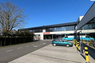 Nieuwbouw retailruimtes en kantoren te huur, gelegen op de Antwerpsesweg te Lochristi.Fantastisch gelegen langs de commerciële Antwerpsesteenweg op...