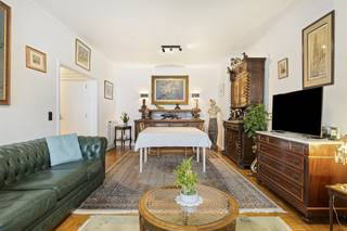 Op de 14e verdieping van een net onderhouden gebouw met lift, conciërge en pakjesdienst bevindt zich dit recent en volledig gerenoveerd...