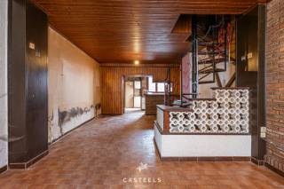 Bent u op zoek naar een renovatieproject met tal van mogelijkheden? Dan is deze volledig te renoveren stadswoning met buitenruimte in de Hamerstraat te Gent misschien wel de opportuniteit waar u naar op zoek bent.<br /><br />Gelegen op korte afstand van het bruisende stadscentrum, biedt deze woning een uitstekende uitvalsbasis. Winkels, openbaar vervoer, scholen en horecazaken bevinden zich in de nabije omgeving, terwijl ook belangrijke invalswegen vlot bereikbaar zijn.<br /><br />De woning dient volledig gerenoveerd te worden, waardoor u de kans krijgt om ze volledig naar eigen smaak en wensen in te richten. Of u nu droomt van een karaktervolle gezinswoning, een stijlvolle stadswoning of een interessante investering, dit pand vormt de ideale basis om uw woonproject te realiseren.<br /><br />Dankzij de aantrekkelijke ligging biedt deze eigendom een groot potentieel voor wie de handen uit de mouwen wil steken en waarde wil creëren.<br /><br />Bent u klaar om deze woning nieuw leven in te blazen? Neem vandaag nog contact met ons op voor meer informatie of een bezoek ter plaatse en ontdek zelf de mogelijkheden die deze stadswoning te bieden heeft.