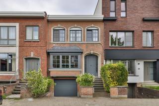 Instapklare en ruime (246m!) karakterwoning met 3 slaapkamers op toplocatie tussen Edegem en MortselOp een uitstekende locatie, vlak bij de gegeerde Collegewijk en op de grens van Edegem en Mortsel, bevindt zich deze charmante en perfect onderhouden gezinswoning.De woning combineert authentieke charme met hedendaags comfort en beschikt over een super lichtrijke leefruimte, een aangename veranda met zicht op de tuin en drie slaapkamers. Een absolute blikvanger is zonder twijfel de prachtige, stijlvol afgewerkte badkamer die een echt wellnessgevoel creëert.Ook technisch zit alles goed: met een gunstig EPC-label B en een conforme elektrische installatie bent u verzekerd van energiezuinig en zorgeloos wonen.De ligging is een enorme troef. U woont hier op wandel- en fietsafstand van Fort 5, scholen, winkels, talloze scholen, openbaar vervoer en sportfaciliteiten. Dankzij de nabijheid van belangrijke invalswegen bereikt u bovendien vlot Antwerpen en de omliggende gemeenten.Troeven:Topligging nabij CollegewijkGrens Edegem - Mortsel3 slaapkamersPrachtige badkamerEPC BElektriciteit conformLichtrijke verandaGezellige tuinHandige doorsteek via kelder/garage naar de tuinNabij Fort 5, scholen, winkels en openbaar vervoerVlotte verbinding naar AntwerpenEen instapklare woning waar locatie, karakter en wooncomfort perfect samenkomen. contacteer ons nu voor onze eerste bezoekmomenten op zaterdag 20 juni