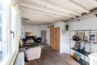 Locatie:<br />In het hartje van de historische stad, op een steenworp van de Groenplaats, Grote Markt etc... met een overvloed van leuke terrasjes en restaurants alsook vlakbij het openbaar vervoer.<br />Hier vinden we dit über charmant huisje dat uit 4 verdiepingen bestaat. <br />Volledig gemeubileerd en 100% instapklaar. Beschikbaar vanaf 1 augustus.<br /><br />Indeling: <br />Glv: inkomhal, trap. 1e etage: mooie en lichtrijke ruimte met veel authentieke elementen, kan gebruikt worden als zitruimte, bureau, ontspanningsruimte etc...<br />Op de 2e verdieping vinden we de gezellige leefruimte waar zelfs de eeuwenoude muren en balken zichtbaar zijn: uniek! Hier vinden we een zitgedeelte met TV alsook een mooie volledig ingericht keuken die voorzien is van alle comfort. <br />Onder het dak op de bovenste verdieping vinden we de cosy slaapkamer, en een badkamer die voorzien is van een inloopdouche, toilet en sierlijk lavabomeubel. <br /><br />Bijzonderheden:<br />Centrale verwarming op gas, ramen met dubbele beglazing. <br />Mogelijkheid voor een ALL IN huurprijs (energieverbruik, water en internet inclusief)<br />Minimum huur 1 jaar<br /><br />Belangrijkste troeven:<br />- Topligging<br />- Het huisje is ongelofelijk romantisch door zijn historische karakter.<br />- Ideaal voor expats of voor iemand die tijdelijk verblijf zoekt.<br />- Extra troef: kan met vennootschap gehuurd worden!