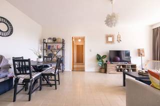 BERCHEM-SAINTE-AGATHE, vlak bij de Avenue Charles-Quint, ontdekt u dit mooie appartement van ±84 m² op de 2e verdieping van een gebouw uit de jaren ’70.
Meteen bij binnenkomst zult u de natuurlijke lichtinval en de functionele indeling van dit pand waarderen. De woonkamer van ±25 m² biedt een aangename leefruimte, ideaal om te ontspannen of gezellig samen te zijn. De gedeeltelijk ingerichte keuken vormt een harmonieuze aanvulling op de leefruimte. Het slaapgedeelte bestaat uit twee slaapkamers van ±13 m² en ±9 m², een badkamer, een apart toilet en een wasruimte, wat dagelijks veel comfort biedt.
Buiten biedt een gezellig terras van ±8 m² extra ruimte om van te genieten op mooie dagen.
Dankzij de gunstige ligging, vlakbij winkels, openbaar vervoer en de belangrijkste verkeersaders, is dit appartement een mooie kans, zowel voor eigen bewoning als voor investering. Verplichte verhuur geldt.
EPB: E, 248kWh/ (m²/jaar)
Een kans die u niet mag missen!