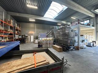 Ontdek deze recente KMO-unit van <strong>324 m²</strong> met een <strong>72 m² mezzanine</strong>, ideaal gelegen in <strong>Mariakerke</strong>, naast <strong>BPOST en BOELS</strong>, langs de <strong>Industrieweg</strong> en vlot bereikbaar via de <strong>R4</strong>.<br />De unit beschikt over<strong> 2 parkings</strong>.<br /><br />De unit is geschikt als <strong>opslagruimte</strong> en/of <strong>atelierruimte</strong> en biedt een kwalitatieve afwerking:
<ul>
	<li><strong>Stevige betonstructuur</strong> met beton- en sandwichpanelen</li>
	<li><strong>Geïsoleerd steeldeckdak</strong> met lichtstraat en rookluiken</li>
	<li><strong>Automatische sectionale poort</strong> voor eenvoudig laden en lossen</li>
	<li><strong>Polybetonvloer</strong> met een draagkracht van <strong>3T</strong></li>
	<li><strong>Drijfkracht aanwezig</strong></li>
	<li>Volledig overspannen met een <strong>vrije hoogte van 6,5 m</strong></li>
	<li><strong>Sanitair</strong> aanwezig - eventueel over te nemen</li>
</ul>
<br /><strong>Algemene kosten:</strong> € 75 / maand<br /><strong>Beschikbaar vanaf:</strong> 01/09 of 01/10<br /><br />Interesse? Contacteer ons voor meer informatie of een bezichtiging!