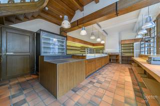 VEURNE: Karaktervol eigendom, type herenwoning, in het bruisende hart van Veurne-centrum, met een waaier van mogelijkheden!Wat ooit nog deel...