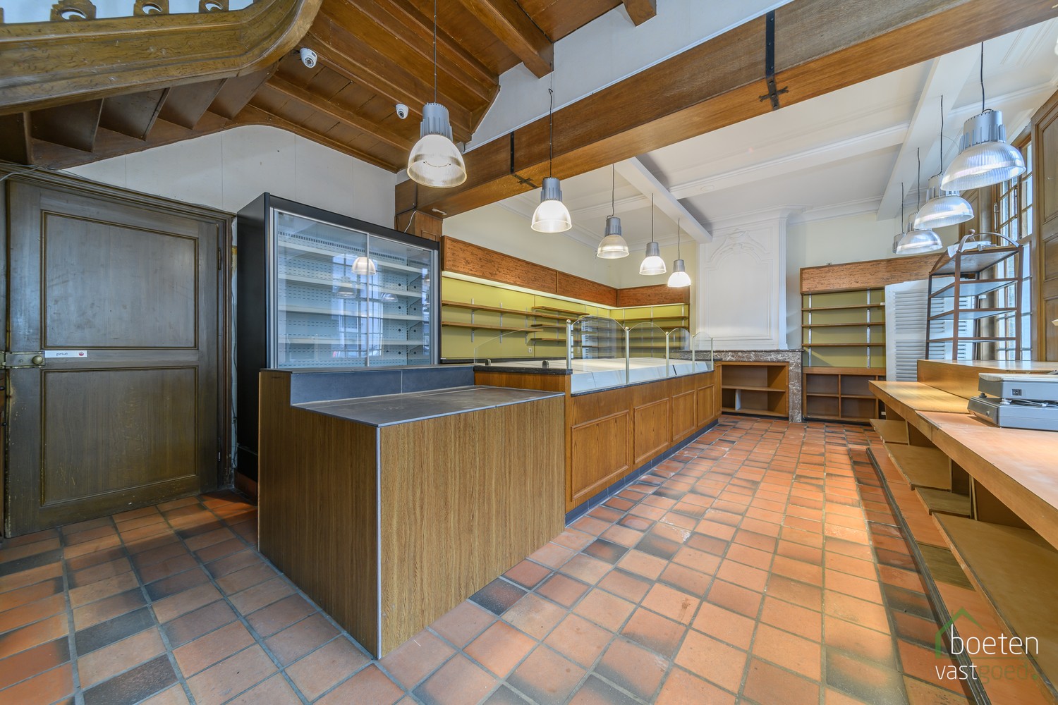 VEURNE: Karaktervol eigendom, type herenwoning, in het bruisende hart van Veurne-centrum, met een waaier van mogelijkheden! - foto 2