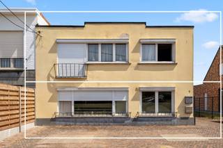 <p>Kleinschalig appartementsgebouw met 2 appartementen.<br /><br />Dit kleinschalige gebouw met 2 wooneenheden en 2 garages is uitstekend gelegen in het centrum van Heist-op-den-Berg, op wandelafstand van winkels, horeca, openbaar vervoer en andere dagelijkse voorzieningen. De centrale ligging zorgt bovendien voor een uitstekende bereikbaarheid.<br /><br />Het gebouw omvat 2 afzonderlijke wooneenheden, elk voorzien van een aangename leefruimte, keuken, badkamer en slaapkamers. Daarnaast beschikt het pand over 2 garages, wat een grote meerwaarde vormt in het centrum.<br /><br />Het gebouw dateert van 1962 en werd doorheen de jaren steeds goed onderhouden. Dankzij de combinatie van de centrale ligging, de twee afzonderlijke woonentiteiten en de aanwezige garages biedt dit pand verschillende mogelijkheden, zowel voor eigen bewoning als voor verhuur of als interessante investering.<br /><br />Voor een bezoek ter plaatse en/of meer informatie, contacteer ons op het nummer +32 15 34 34 54*of via mail: sander.deloose@imovastgoed.be.</p>