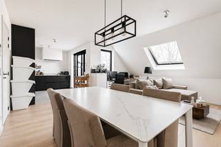 Pal in het centrum van ’s-Gravenwezel bevindt zich dit stijlvol en lichtrijk appartement met twee volwaardige slaapkamers, een zuidwest georiënteerd terras van 9m² en twee ondergrondse autostaanplaatsen. Gelegen in een recente en kleinschalige residentie (bouwjaar 2020), combineert dit appartement hedendaags wooncomfort met een uitstekende ligging nabij winkels, scholen, openbaar vervoer en belangrijke in- en uitvalswegen. <br /><br />Indeling: Via de verzorgde inkomhal met gastentoilet en handenwasser betreedt u het appartement. De ruime woon- en eetkamer, afgewerkt met parketvloer, geniet van een overvloedige lichtinval dankzij de grote raampartijen en staat in directe verbinding met de open leefkeuken. Deze volledig uitgeruste keuken is voorzien van kwaliteitsvolle Siemens-toestellen en een duurzame tegelvloer. Via het schuifraam bereikt u het zuidwest georiënteerde terras waar u in alle rust kan genieten van de zon. <br /><br />De nachthal geeft toegang tot een praktische berging met cv-installatie en aansluitingen voor wasmachine en droogkast. De badkamer is smaakvol ingericht en uitgerust met een dubbel lavabomeubel, ligbad, ruime inloopdouche en handdoekradiator. Verder beschikt het appartement over twee zeer ruime slaapkamers, beide afgewerkt met parketvloer.<br /><br />Extra troeven: Bij het appartement horen twee ondergrondse autostaanplaatsen en een privatieve kelderberging, wat zorgt voor extra comfort en praktische bergruimte.<br /><br />Bijzonderheden: Energiezuinig (EPC A) - Modern en kleinschalig gebouw (2020) - Lift aanwezig - Vloerverwarming - Kwaliteitsvolle afwerking - Onmiddellijk beschikbaar