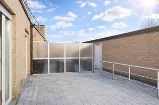 Mooi en breed appartement voorzien van 2 ruime slaapkamers en een heerlijk zonneterras. <br />In de leefruimte en de keuken kunt u genieten van enorm veel licht dankzij de mooie gevelbreedte van ca. 8 meter. Dit is vrij uitzonderlijk en zorgt voor een aangename sfeer en een absoluut gevoel van ruimte. <br /><br />Recent gebouw (2002°) en geen energiezorgen dankzij het energielabel B. <br /><br />Indeling: inkom met een ingebouwde vestiaire en apart toilet, een ruime en brede woonkamer met aansluitend een volledig ingerichte keuken. De keuken zit netjes weggestoken maar behoudt toch een leuke connectie met de leefruimte. Naast de keuken nog een vrij ruime berging/wasplaats. Aan de achterkant zijn er 2 grote slaapkamers (met rolluiken) die allebei toegang verschaffen naar een zuidgericht terras. Het terras is ruim, zonnig en beschikt over een handig poortje die uitgeeft op de achterliggende fietsenberging. Verder nog een ruime badkamer met zowel een ligbad als douche. <br /><br />Prijs/kwaliteit een zeer mooi appartement op grondgebied Knokke-Heist.<br /><br />Bezoeken of meer informatie?<br />Contacteer Willem Cauwels op tel. 050/89.27.70.