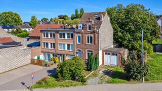 TOPLIGGING<br />Een ruime (208m²), te renoveren karakterwoning met 4 slaapkamers, terras en zuid-tuin nabij het station, centrum en invalswegen. Gelegen op een perceel van 7a 44ca.<br /><br />Op het gelijkvloers: inkomhal, living/leefruimte (31.00m²), keuken (12.00m²) + berging/opslagruimte, toilet, veranda (15.75m²)<br />Op de eerste verdieping: nachthal, 2 slaapkamers (13.30 / 21.00m²), badkamer (11.75m²) + dressing/wasplaats;<br />Op de tweede verdieping: nachthal, slaapkamer 3 (22.00m²), slaapkamer 4 (13.00m²) + mezzaine<br />Verder: kelders, (20.00m²), garage (3.91mx6.39m), terras en zuid-tuin.<br /><br />Buitenschrijnwerk pvc dubbele beglazing - Centrale verwarming op aardgas (condensatieketel)<br />EPC: 524 Kwh/m² - UC: 3959108 - kadastraal inkomen: 852 EUR<br />Perceeloppervlakte: 7a 44ca <br /><br />Stedenbouwkundige inlichtingen aangevraagd.