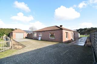 Verzorgde laagbouwwoning met 3 slaapkamer, tuin en grote garage. De woning bestaat uit een zomerkamer met zicht op de tuin die uitgeeft op de...