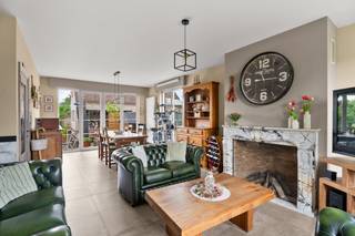 <p>Wonen in alle rust, zonder in te boeten op een vlotte bereikbaarheid. Deze vrijstaande, asbestveilige woning aan de rand van Wetteren combineert een hoogwaardige afwerking met een toekomstgericht karakter. Dankzij het gunstige EPC-label B, de conforme elektriciteit en een modern ventilatiesysteem geniet u hier vanaf dag één van een zorgeloze en energiezuinige thuis, volledig vrij van renovatieverplichtingen.</p><p></p><p>De doordachte indeling biedt een perfecte balans tussen werk en ontspanning. De royale inkomhal leidt naar een lichtrijke woonkamer en een volledig uitgeruste keuken. Met een praktische bureau of extra slaapkamer op het gelijkvloers, een functionele wasplaats en een gastentoilet. Met drie volwaardige slaapkamers en een complete badkamer met bad en douche op de eerste verdieping, is er ruimte in overvloed. Een grote zolder zorgt voor de nodige extra bergruimte.</p><p></p><p>Het riante perceel rondom de woning garandeert privacy en ademruimte in een residentiële, doodlopende straat. De grote, fraai aangelegde tuin is een oase van rust. Los van de woning biedt de vrijstaande dubbele garage niet alleen plaats aan twee wagens, maar creëert de enorme hoeveelheid extra opslagruimte tal van mogelijkheden voor zelfstandigen, hobbyisten of extra stockage.</p><p></p><p>Het pand is momenteel verhuurd voor 1100 euro per maand. </p><p></p><p>Kwaliteit, ruimte en een absolute toplocatie komen hier naadloos samen.</p><p></p><p>Bezoekje, interesse of meer informatie? Contacteer Hanne via 0456 12 69 08!</p>
