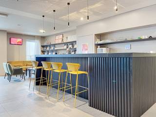 **Kantoorruimte op een toplocatie in Antwerpen**
Ontdek deze uitzonderlijke kantoorruimte van 250m² op de 11de verdieping van de prestigieuze Parktoren. De ruimte is deels bemeubeld met tafels en stoelen, klaar voor onmiddellijk gebruik. Daarnaast beschikt het kantoor over een bar en een industriële keuken, perfect voor zowel werk als ontspanning.
Geniet van een adembenemend uitzicht over de stad vanaf de terrassen aan beide zijden van de ruimte.
Vaste kosten bedragen €400 per maand, inclusief verwarming.
Mogelijkheid tot het huren van autostaanplaatsen.
Voor meer informatie of om een bezoek te plannen, neem contact op met Trevi.