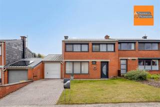 Located in Herent, on a quiet plot of 2.70 ares, stands this charming house with an inviting garden.You are welcomed into a pleasant entrance hall...