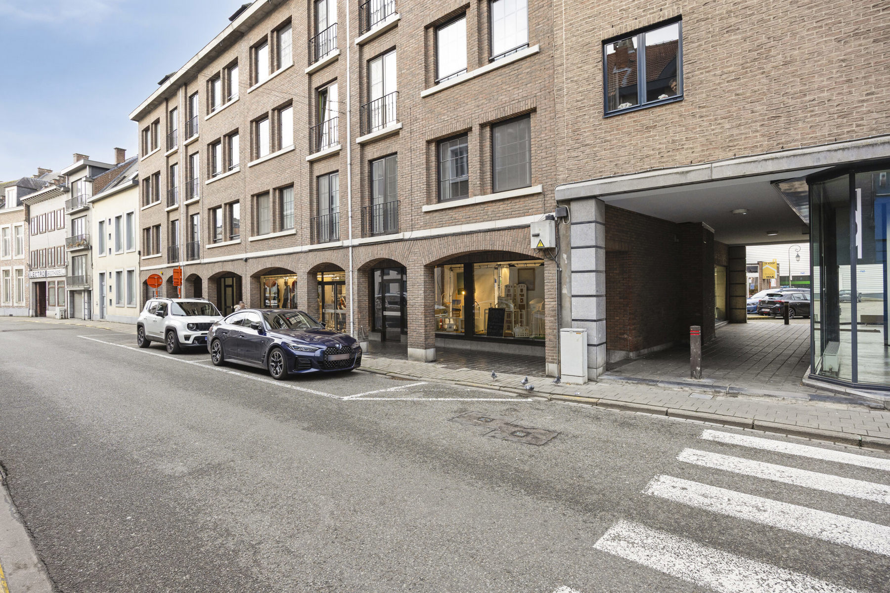 Centraal gelegen handelspand (1400m²) met parking te Tienen - foto 2