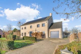 Deze ruime woning met een bewoonbare oppervlakte van maar liefst 430 m² combineert comfortabel wonen met een uitzonderlijk groot perceel en een rustige, groene omgeving.<br /><br />Gelegen in een landelijke straat in Linter geniet u hier van privacy, open zicht en toch een vlotte verbinding naar omliggende gemeenten, scholen, winkels en belangrijke invalswegen. Ideaal voor wie ruimte en rust zoekt zonder afgelegen te wonen.<br /><br />Op het gelijkvloers bevindt zich een royale leefruimte met zithoek en eetplaats, naadloos verbonden met het terras. De ruime keuken met ontbijthoek biedt eveneens directe toegang tot buiten en sluit aan op een praktische berging en wasplaats. Verder zijn er een inkomhal met apart toilet en een inpandige garage.<br /><br />De eerste verdieping telt maar liefst zes slaapkamers, een linnenkamer en een extra kamer/bureau die aansluit aan één van de slaapkamers. Daarnaast is er een nachthal, een badkamer met ligbad, een aparte douchekamer met wastafel en een afzonderlijk toilet. Twee slaapkamers zijn hier uitgerust met airco.<br /><br />De tweede verdieping verrast met een grote zolderruimte en twee afgesloten slaapkamers, beide eveneens voorzien van airco.<br /><br />Buiten geniet u van een prachtig perceel van 62a42ca met een grote NW-gerichte tuin, waarvan het achterste deel is ingericht als boomgaard. Het ruime terras van ca. 60 m², een overdekt terras/pergola, dubbele carport en tuinhuis maken het geheel compleet.<br /><br /><strong><u>Troeven</u></strong>:
<ul>
	<li>ruime woning op ruim perceel</li>
	<li>landelijke ligging</li>
	<li>instapklaar</li>
	<li>parkeergelegenheid</li>
	<li>EPC B (118)</li>
	<li>elektriciteit conform</li>
	<li>asbestveilig</li>
	<li>zonnepanelen</li>
</ul>
<br />Interesse? Contacteer ons vandaag nog voor een bezichtiging en ontdek de mogelijkheden!<br /><br />Bijkomende info (EPC, bodemattest, elektriciteit,...) kan U hieronder downloaden ↓