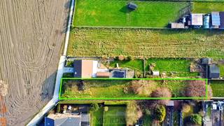 In een verkeersluwe straat aan de dorpskern van Ruien, deelgemeente van Kluisbergen treffen we deze bouwgrond voor een halfopen bebouwing. Zéér...