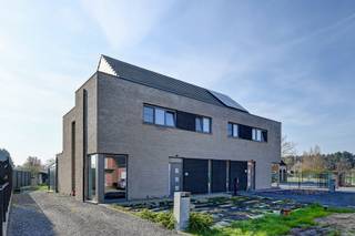 Deze hedendaagse gezinswoning in oostham combineert strakke architectuur met een uiterst praktische indeling.De woning beschikt over een lichtrijke...